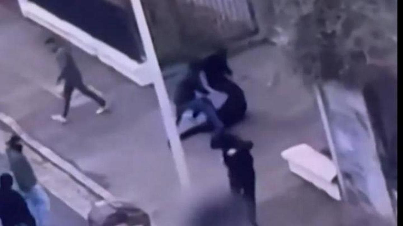 Il video dell'aggressione in cui è stato ucciso il militante di estrema destra a Lione