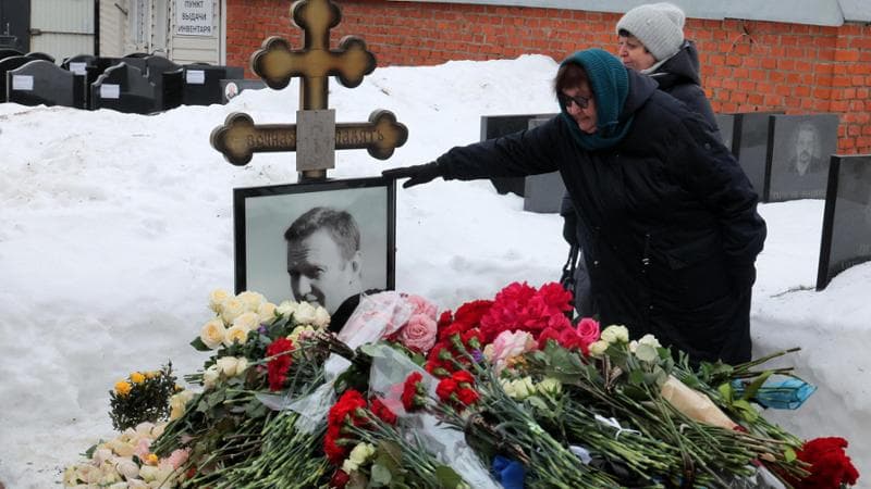 La madre di Navalny sulla tomba del figlio