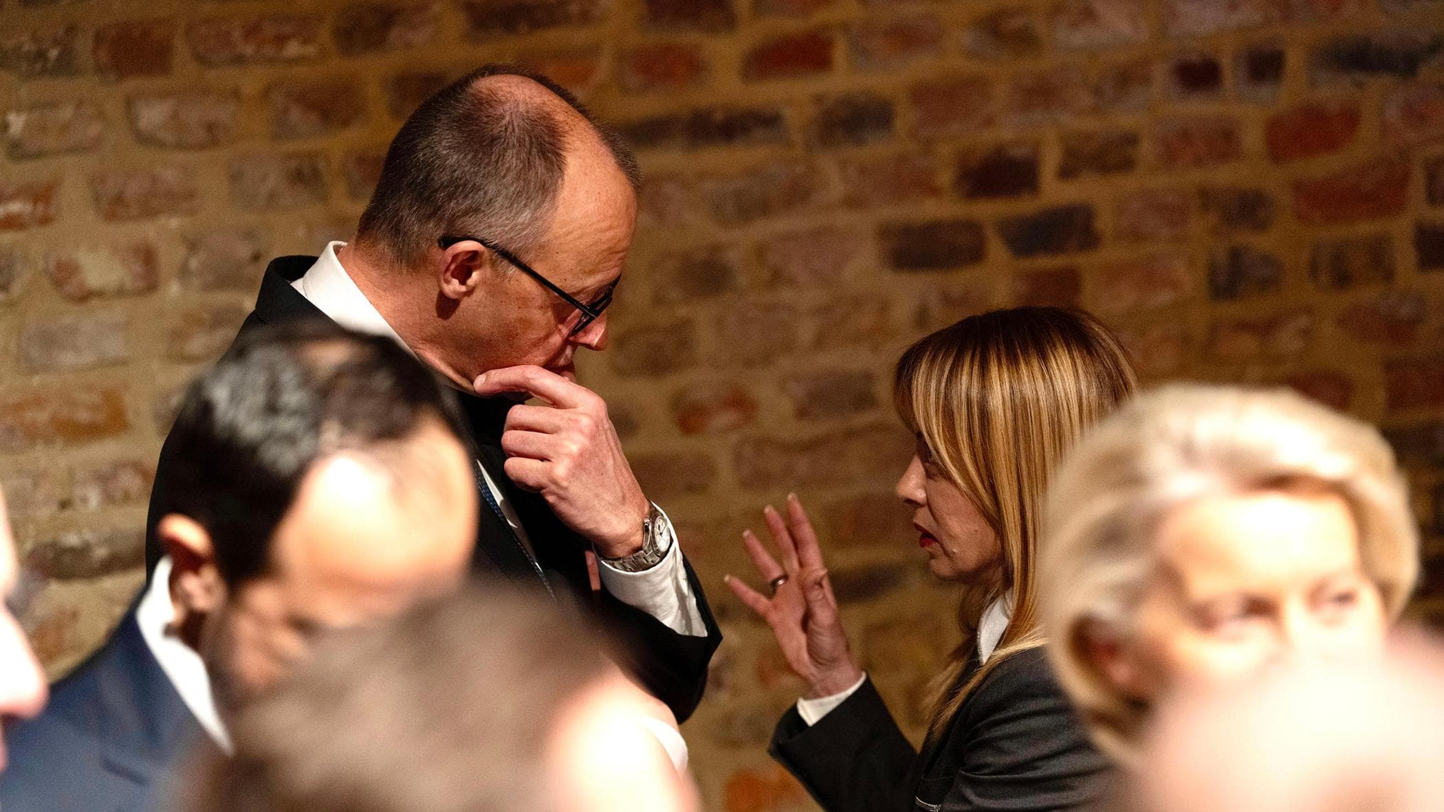 Merz rinuncia alla missione e Meloni si allinea a Berlino. A Washington solo ministri