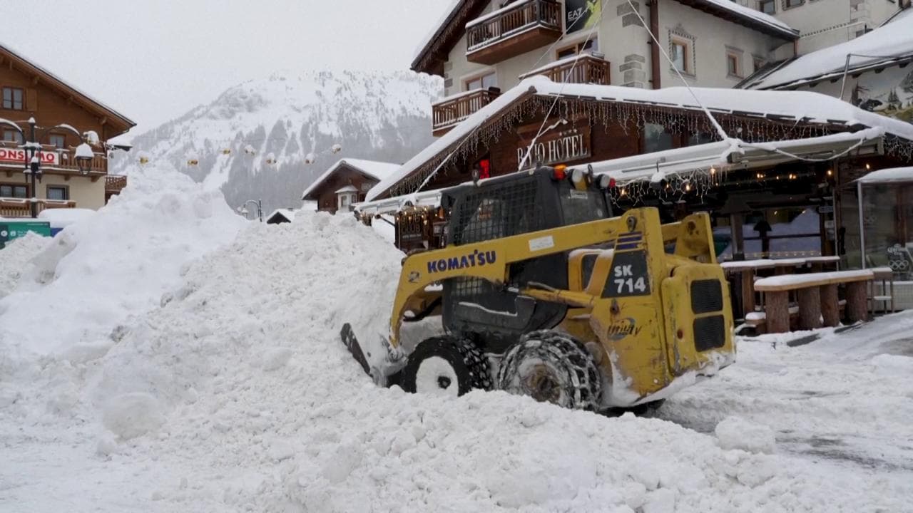 Livigno, ora la neve è anche troppa: due giorni di precipitazioni. Gare sospese e strade intasate