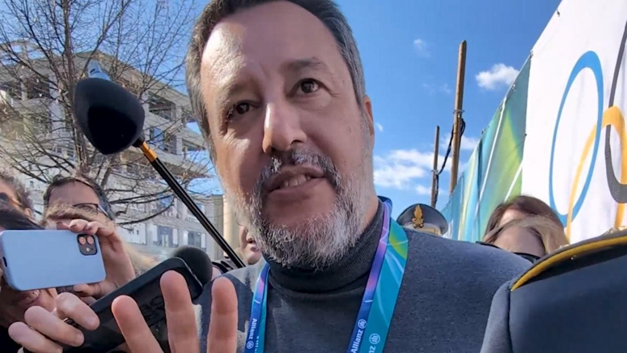 Milano, Salvini e i preservativi olimpici: "Ne distribuiscono 50 al giorno. Ma sono già finiti"