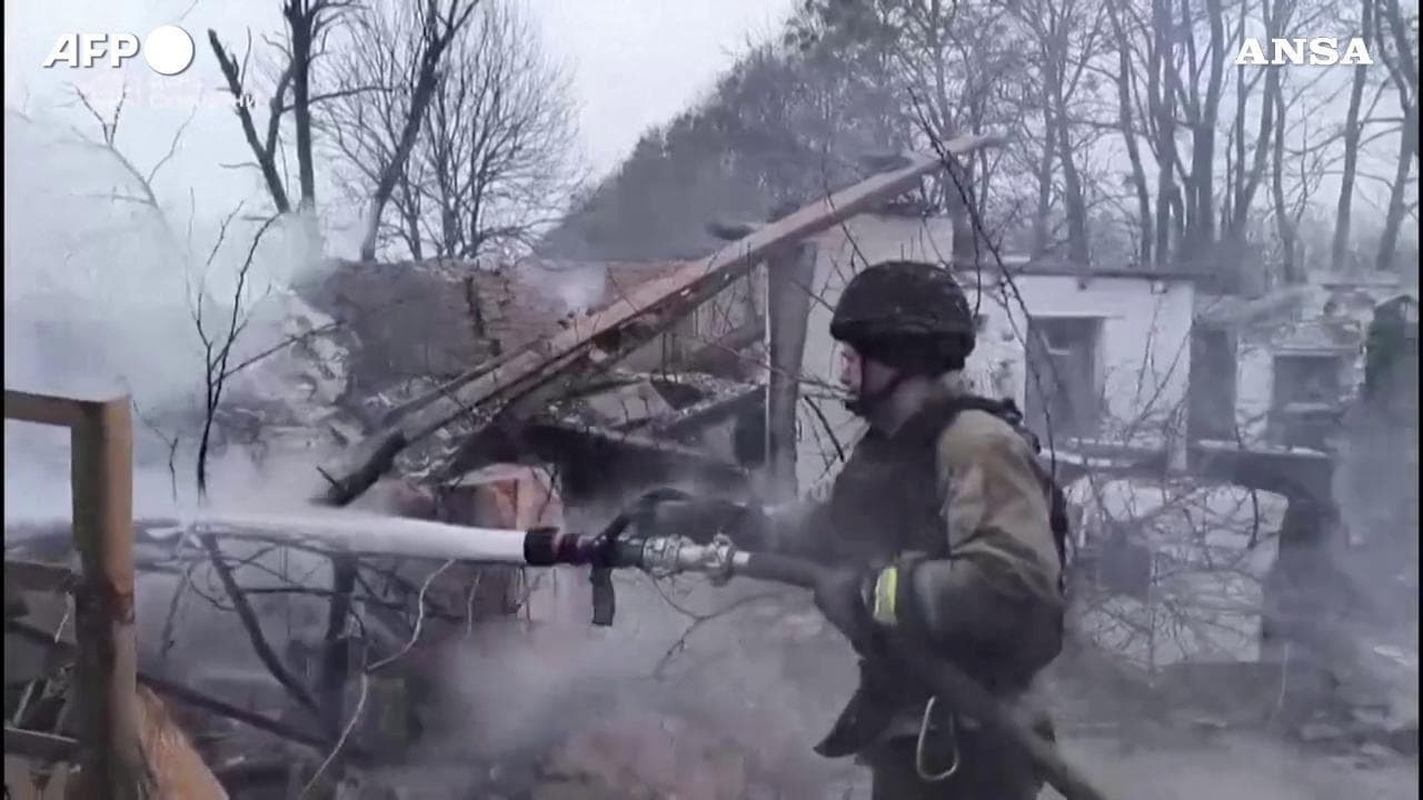 Bombardamenti russi nelle regioni di Odessa e Sumy: i servizi di emergenza al lavoro dopo i raid