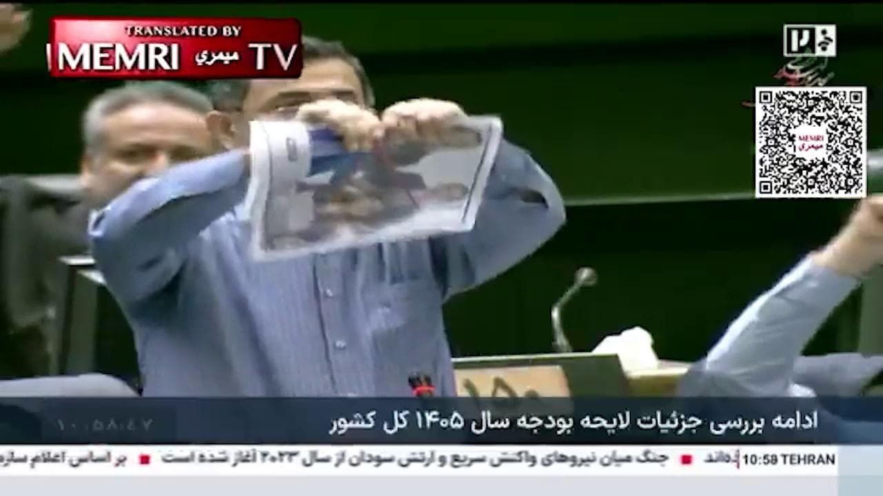 Iran, deputato strappa la foto dei leader europei compreso Mattarella