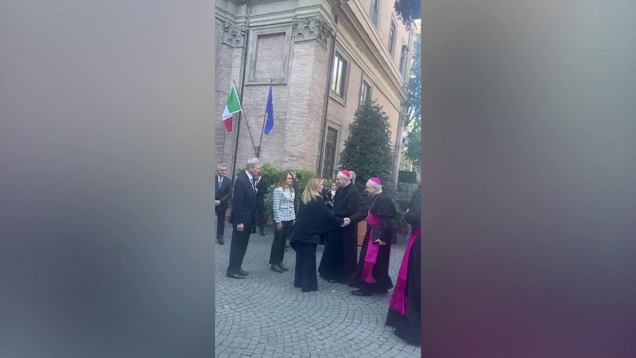 Anniversario Patti Lateranensi, la stretta di mano tra Giorgia Meloni e il cardinale Parolin