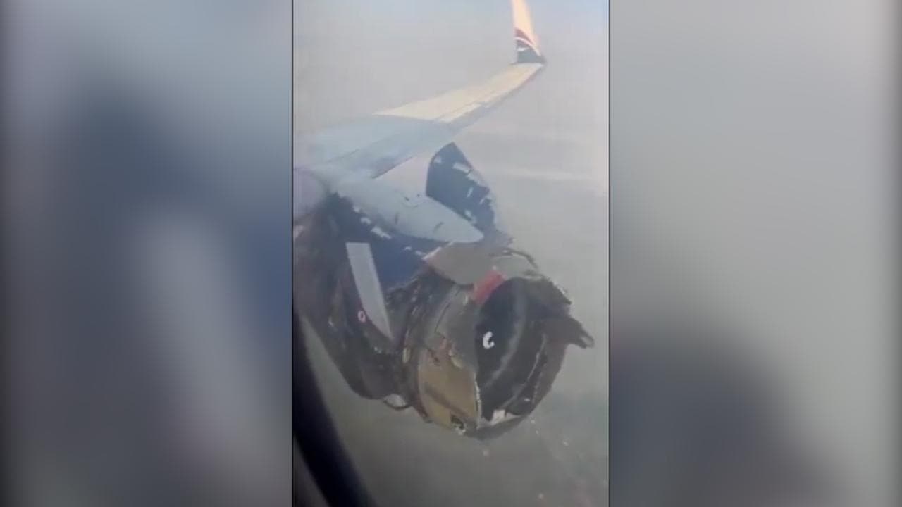 Nigeria, il motore del Boeing esplode in volo: i video dell'atterraggio girato dai passeggeri
