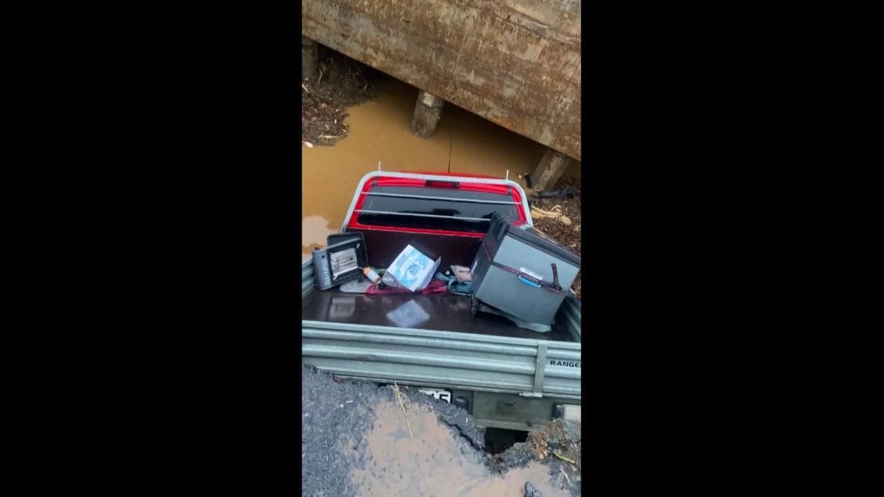 Nuova Zelanda, il ponte crolla per una tempesta: il camion cade nella voragine