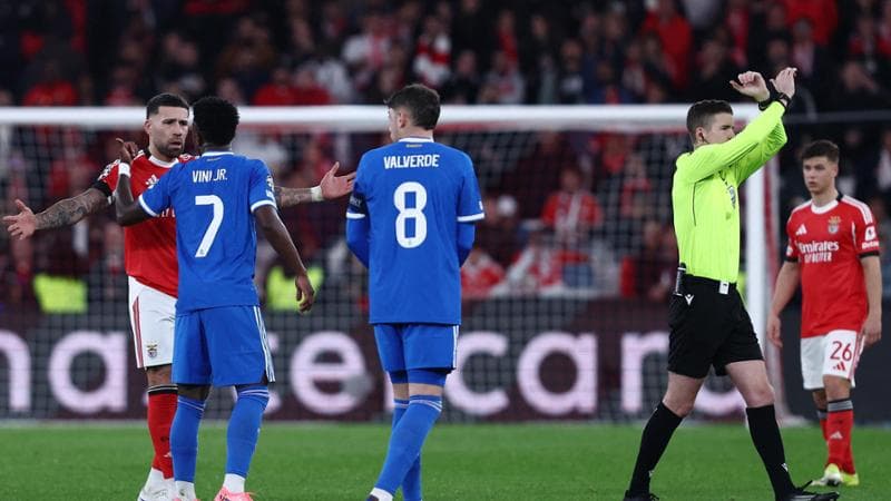 L'arbitro incrocia le braccia