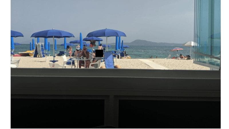 Presunta foto di Epstein in Costa Smeralda inviata da un turista all'Fbi

