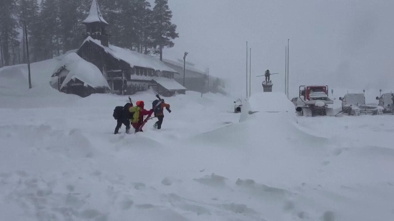 California, enorme valanga travolge 16 sciatori: soccorritori cercano di raggiungere la zona