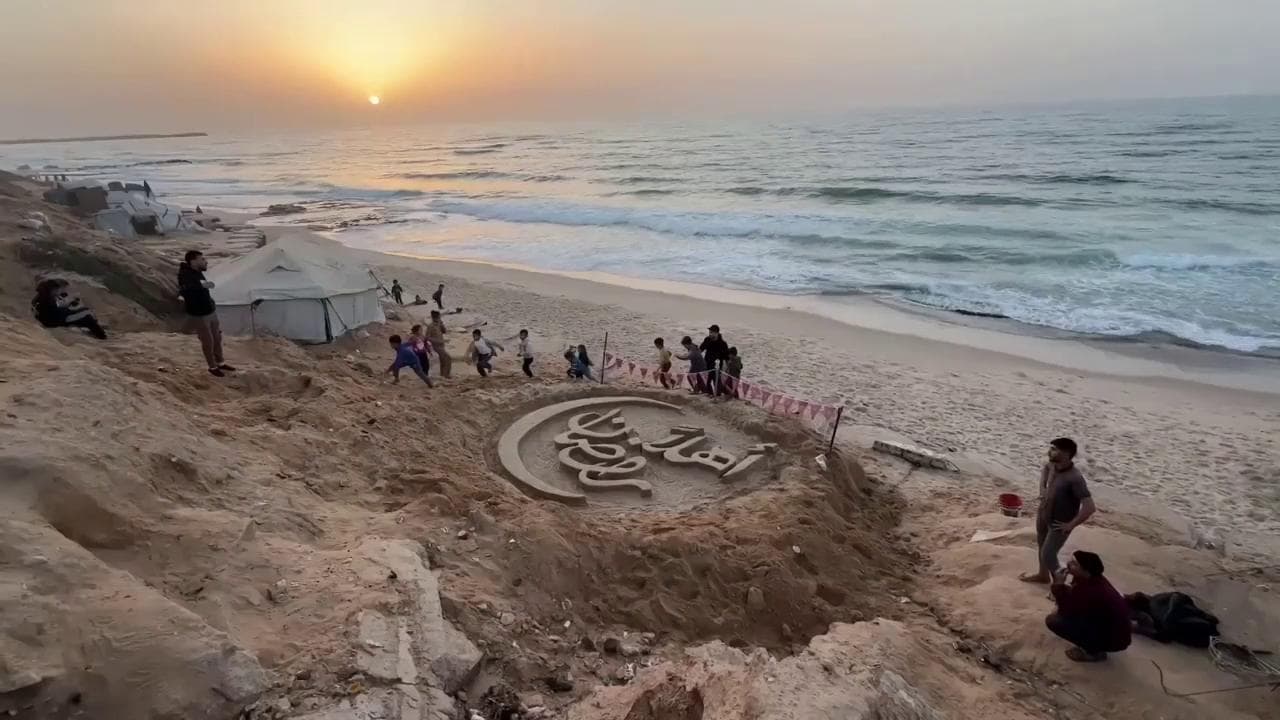 "Benvenuto Ramadan", a Gaza la scritta-scultura di sabbia: "Qui c'è ancora vita e speranza"