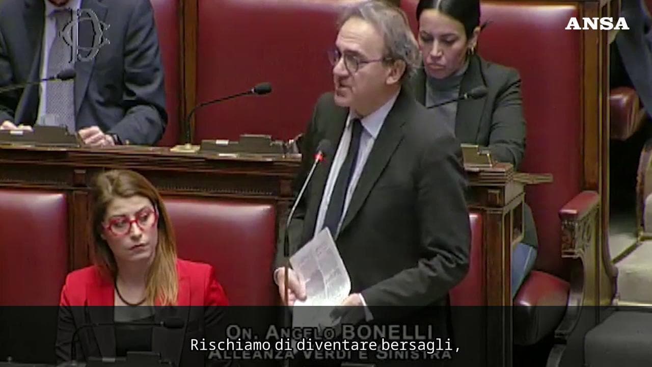 "Vi spariamo in testa", il leader di Avs Bonelli legge in Aula lettere di minacce di morte