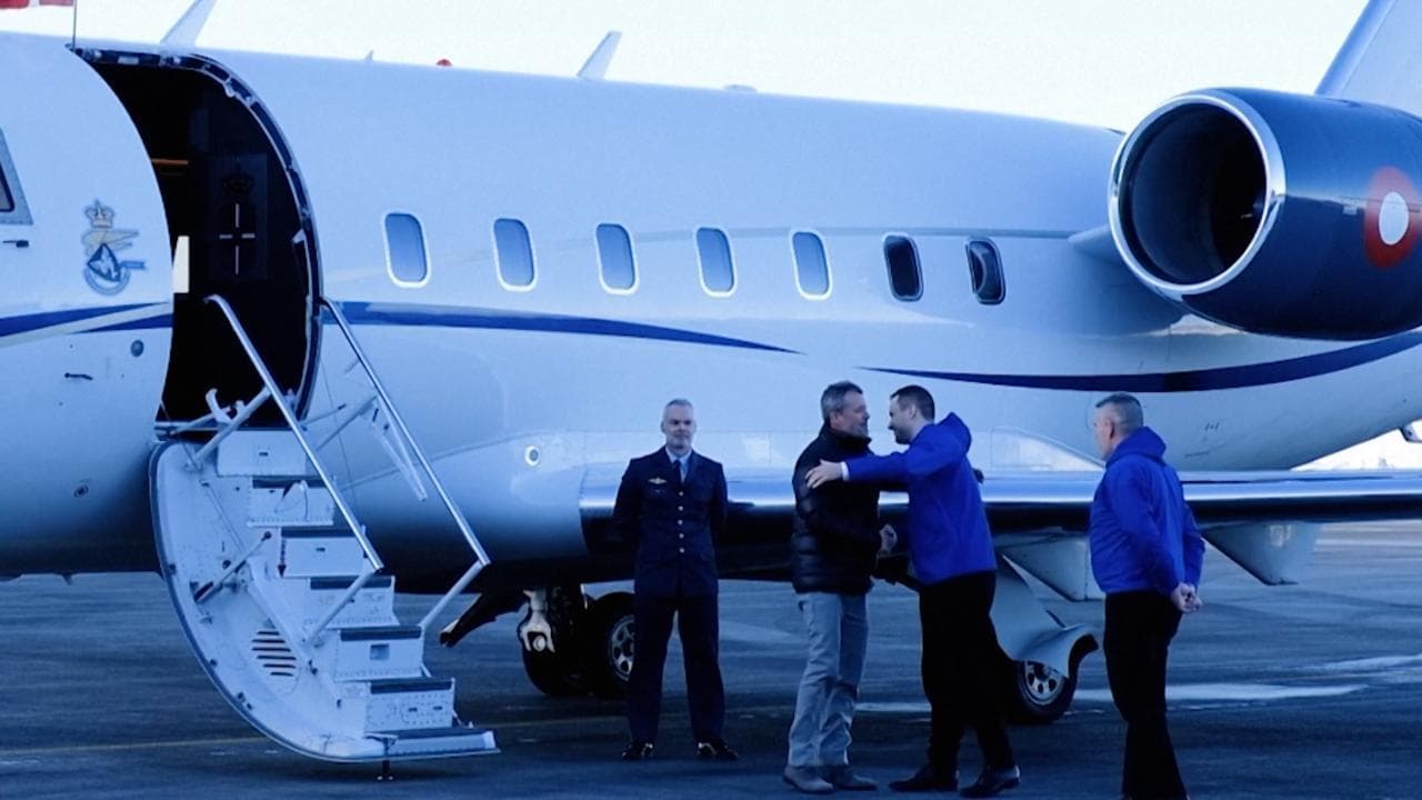 Groenlandia, il re della Danimarca in visita. Abbraccio con il premier Nielsen all'aeroporto di Nuuk