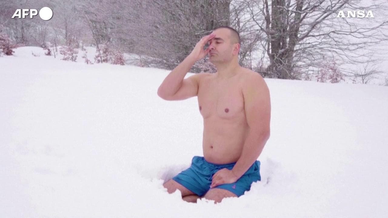 Serbia, la storia di Besna Kobila: "l'uomo di ghiaccio" che medita in costume al gelo