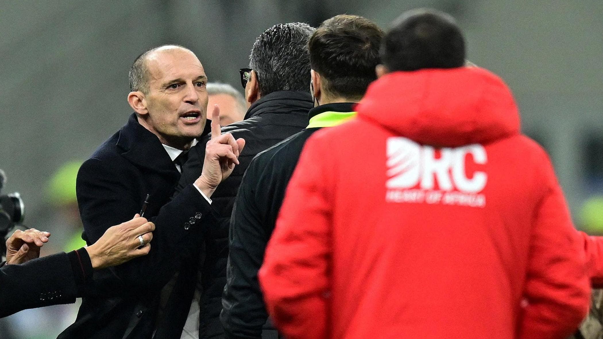 Fabregas-Allegri, lite nel post partita: volano parole grosse. E Max: “La prossima entro in scivolata”