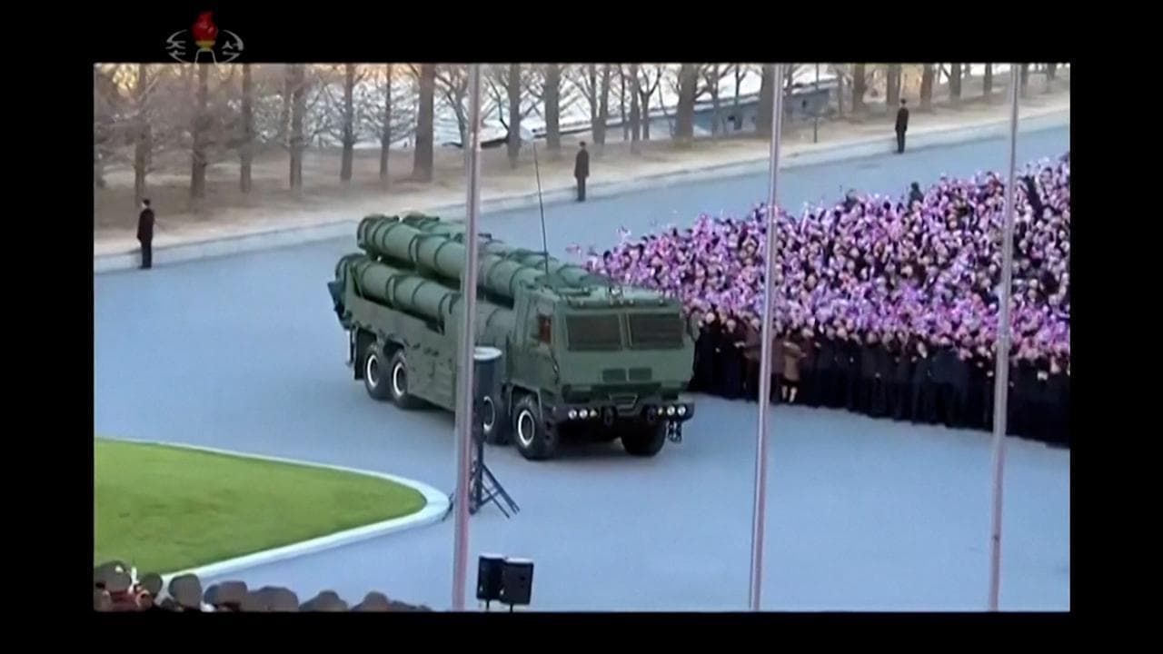 Nord Corea, Kim svela il lanciarazzi con testate nucleari: "Se lo usiamo nemmeno Dio vi proteggerà"
