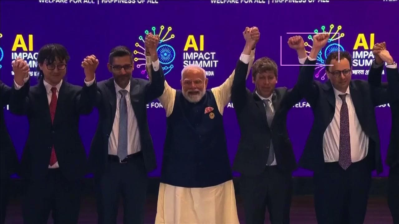 Intelligenze artificiali e umani rancori: gelo tra i ceo di OpenAI e Anthropic al summit in India