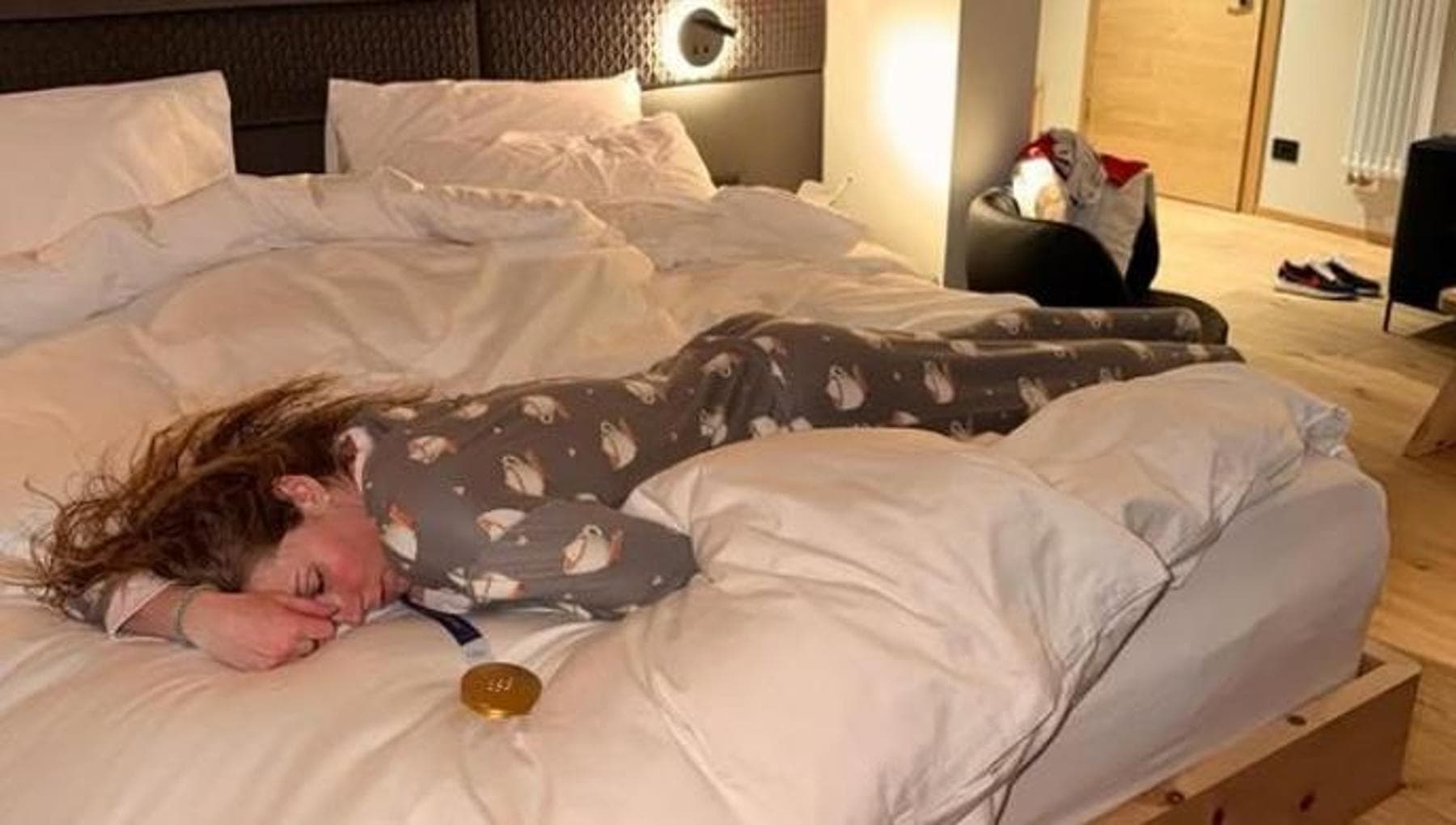 Shiffrin dopo l’oro, la festa sfrenata a casa Austria e il crollo a letto con la medaglia