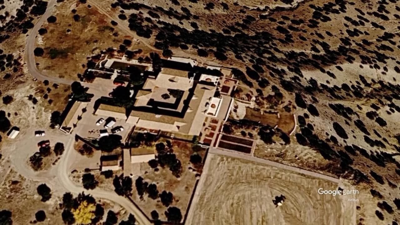 Il ranch nel deserto di Epstein in New Mexico: indagini su corpi sepolti nella tenuta