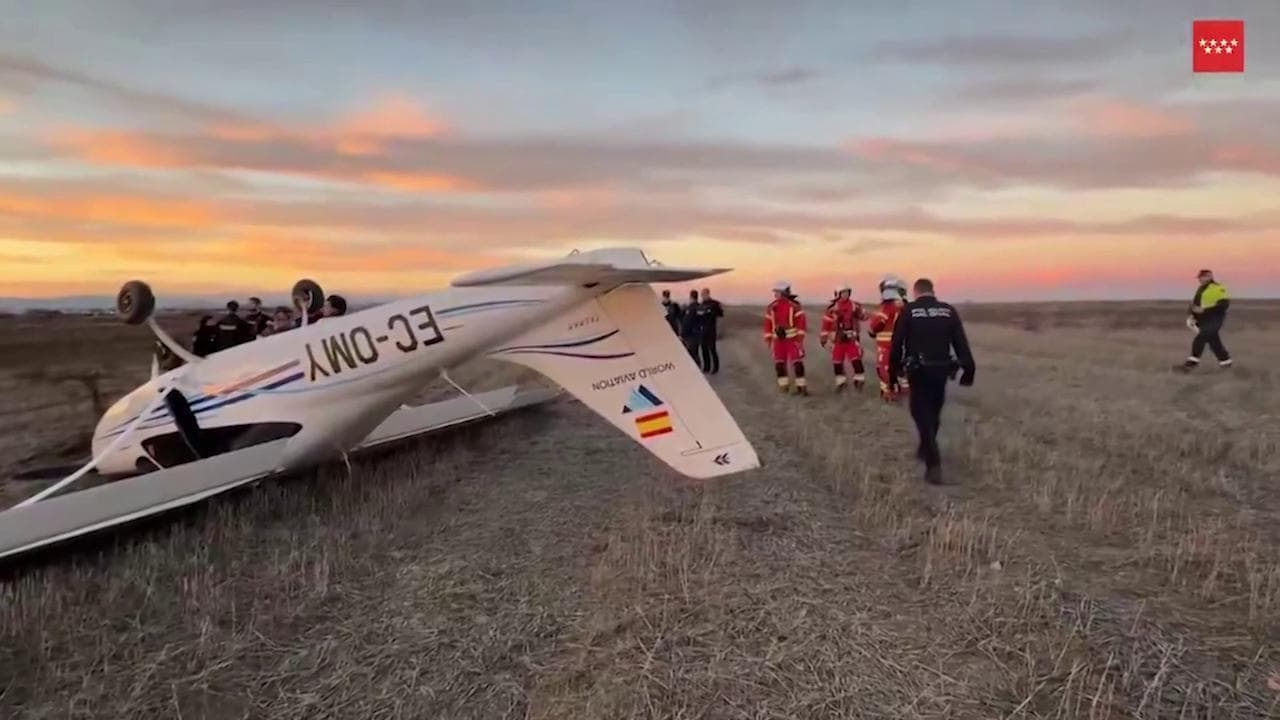 Spagna, atterraggio d'emergenza: il piccolo aereo si ribalta ma il pilota resta illeso