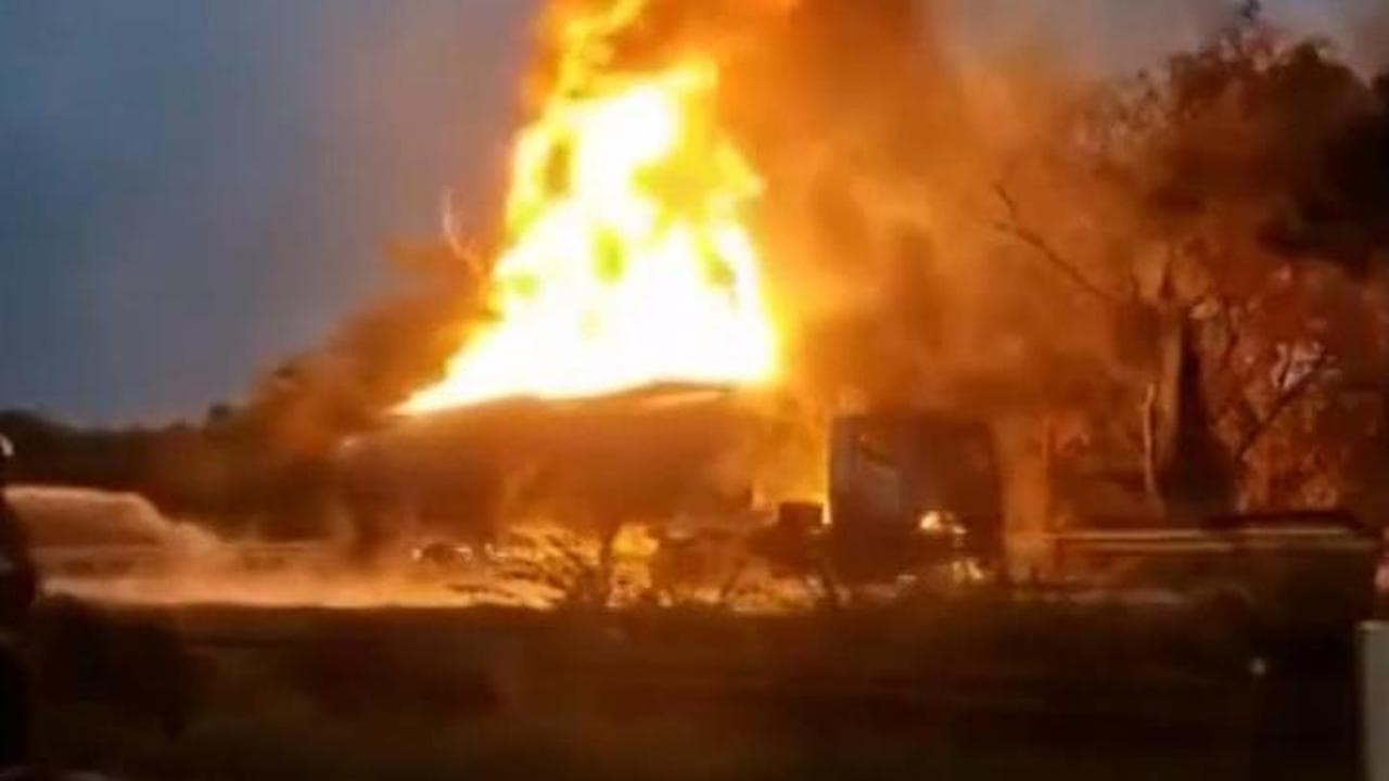 Indonesia, autocisterna in fiamme: 32mila litri di solvente bruciano in autostrada