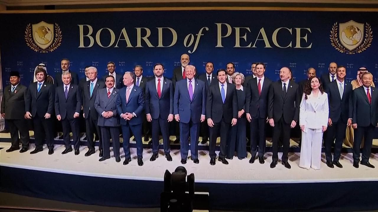 Board of Peace, Trump arriva sulle note di Gloria di Tozzi per la foto con l leader: "Buona musica"