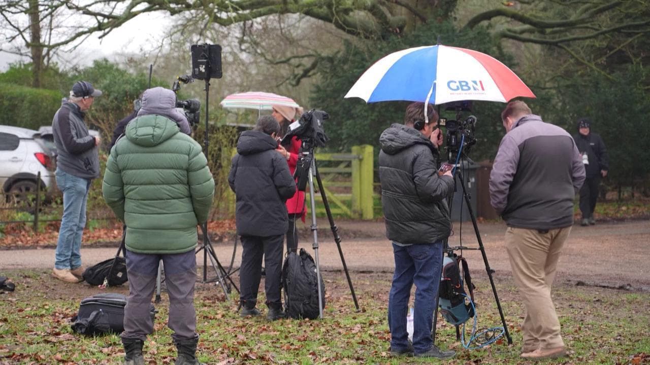 Caso Epstein, arrestato l'ex principe Andrea: folla di giornalisti fuori dalla tenuta di Sandringham