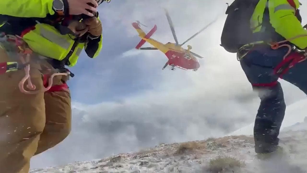 Valanga in Valle d'Aosta, scialpinisti coinvolti: la difficile operazione di salvataggio