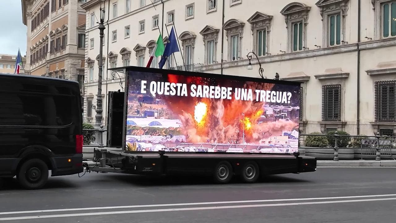 "E questa sarebbe una tregua": Greenpaece e Amnesty portano le bombe di Gaza davanti a Palazzo Chigi
