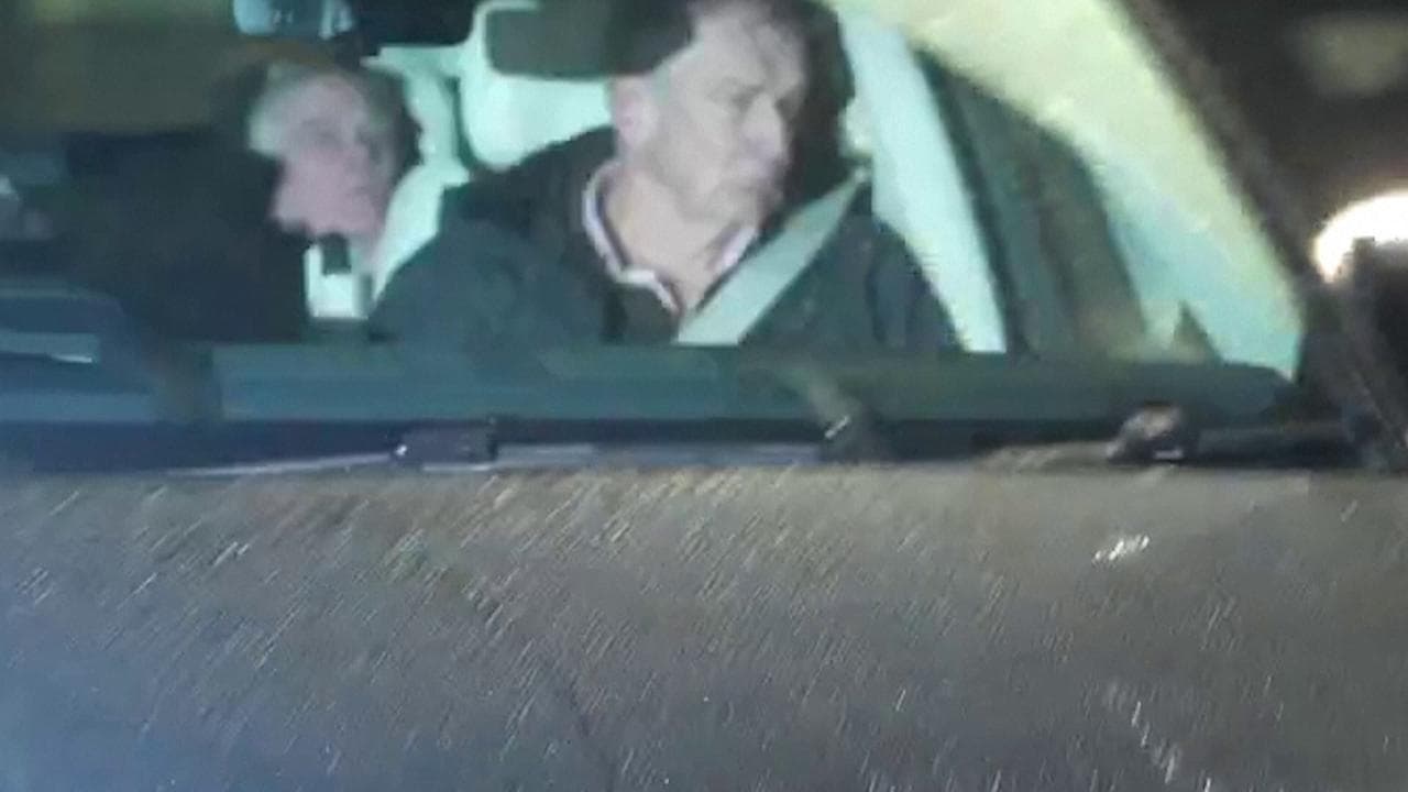 Caso Epstein, il video dell'ex principe Andrea che esce dalla stazione di polizia dopo l'arresto