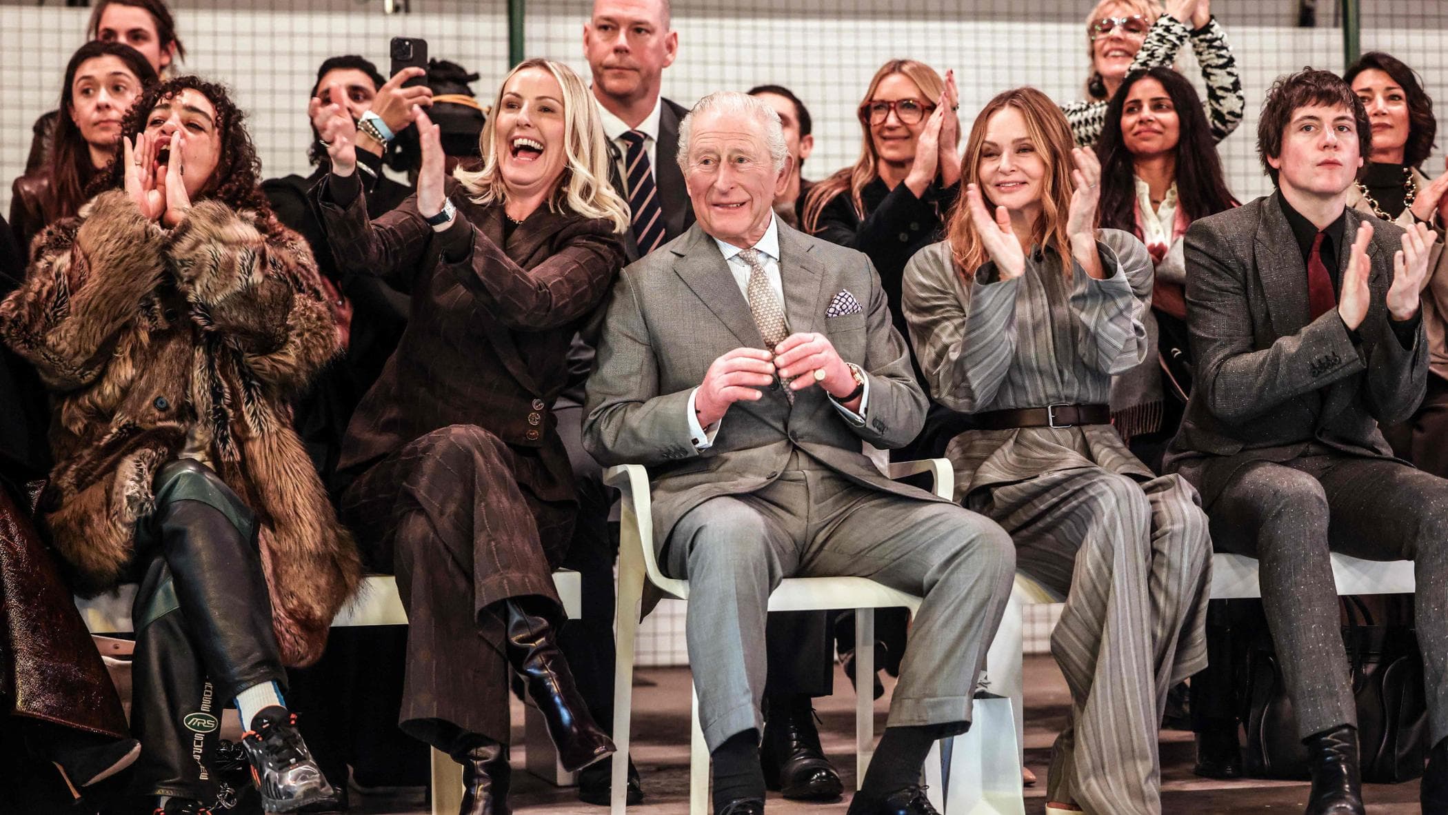 Andrea, il re dalla parte della legge: “Sostegno alle autorità”. William e Kate con Carlo