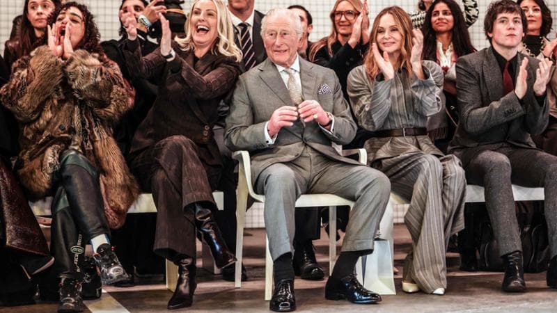 Re Carlo ieri durante la sfilata inaugurale della London Fashion Week