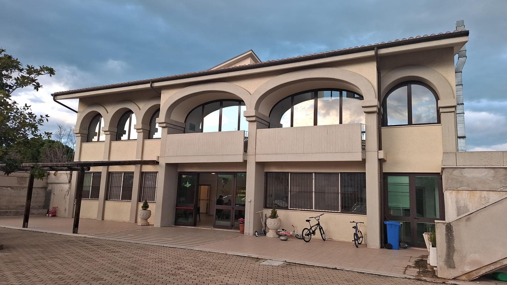 La famiglia nel bosco, nella casa che ospita i bimbi e Cate. “Noi operatori insultati e minacciati”