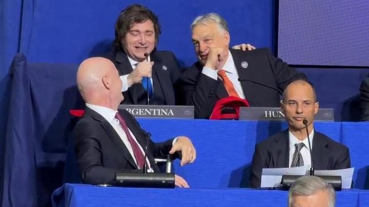 Show di Milei al board di Trump per Gaza: canta Elvis con Orbán e Infantino