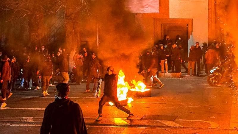 Un momento delle proteste del gennaio scorso a Teheran (foto AFP by Getty)