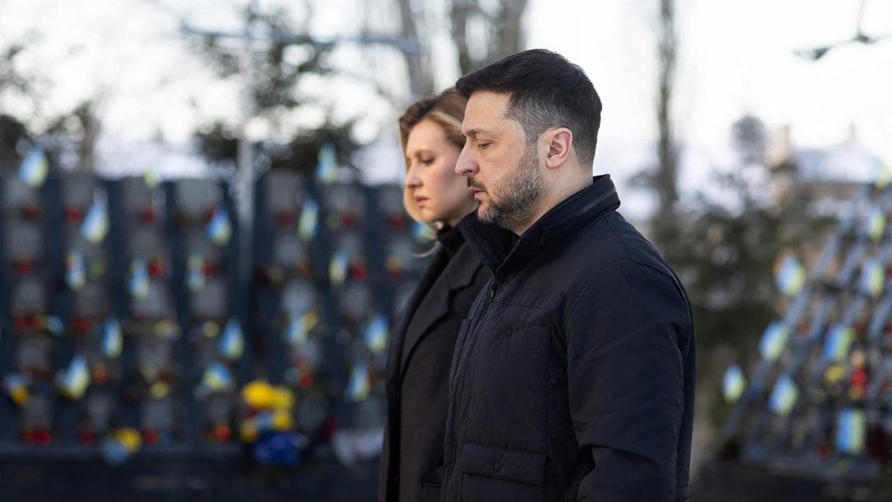 Zelensky la first lady Zelenska ricordano le "Centurie celesti": candele e silenzio a Kiev