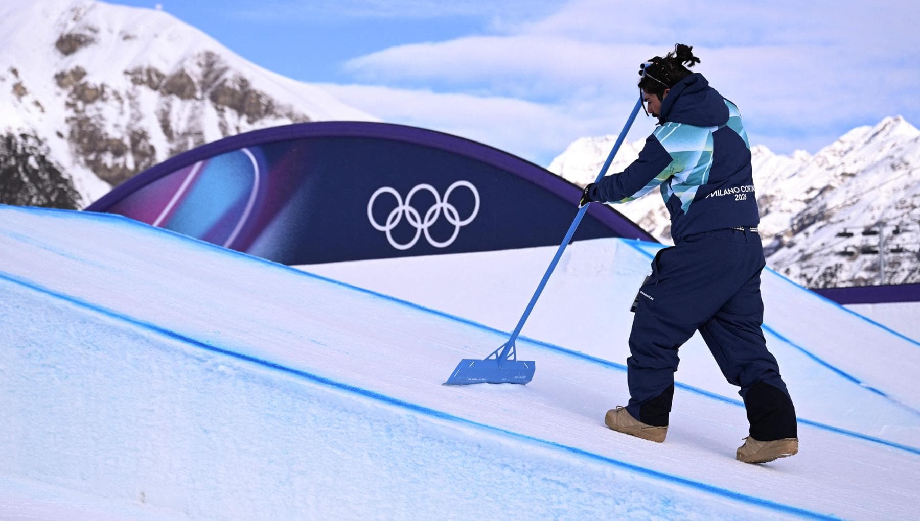 Olimpiadi, la denuncia di uno steward: mancanza di igiene, turni da 12 ore e riscaldamento spento