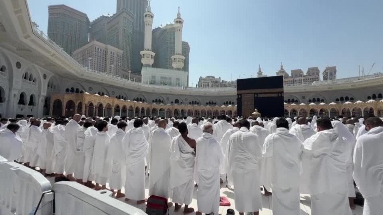 La Mecca, primo venerdì del Ramadan: i pellegrini musulmani pregano intorno alla Kaaba