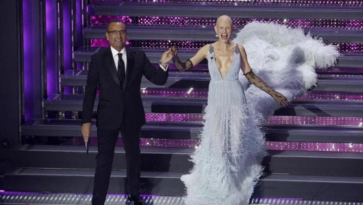 Bianca Balti con Carlo Conti a Sanremo 2025