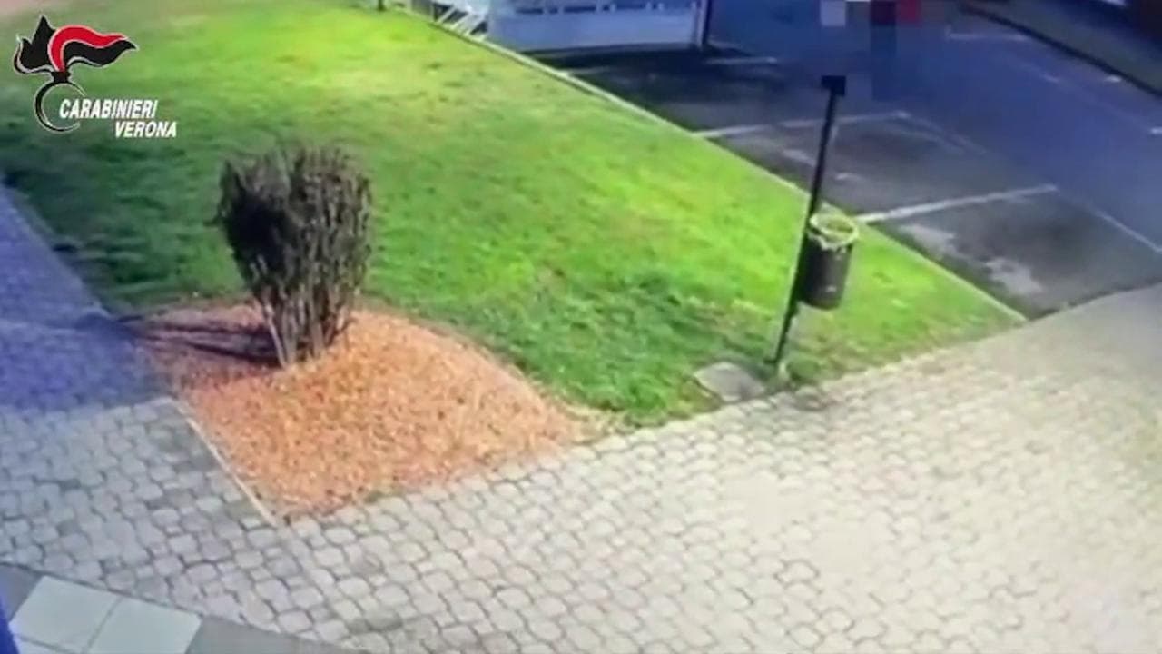 Investimento feroce nel veronese, in auto travolge per due volte un uomo: il video dell'aggressione