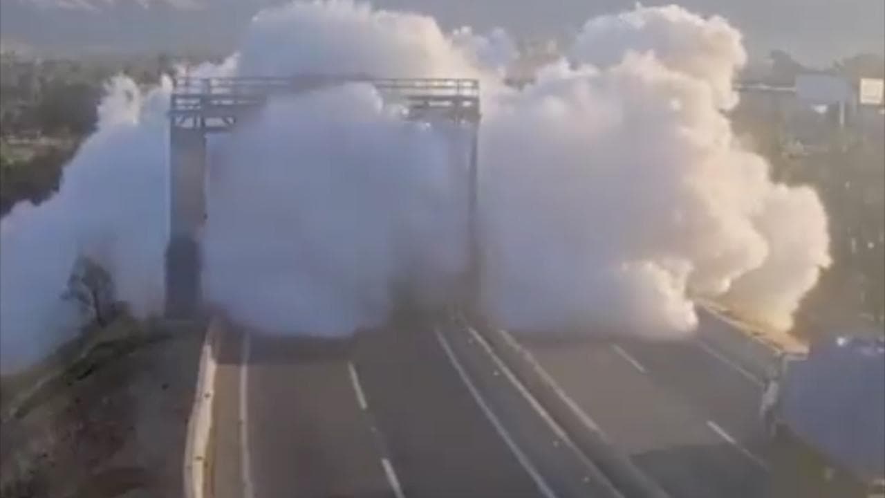 Camion carico di gas esplode in autostrada a Santiago del Cile: almeno 4 morti e oltre 10 feriti