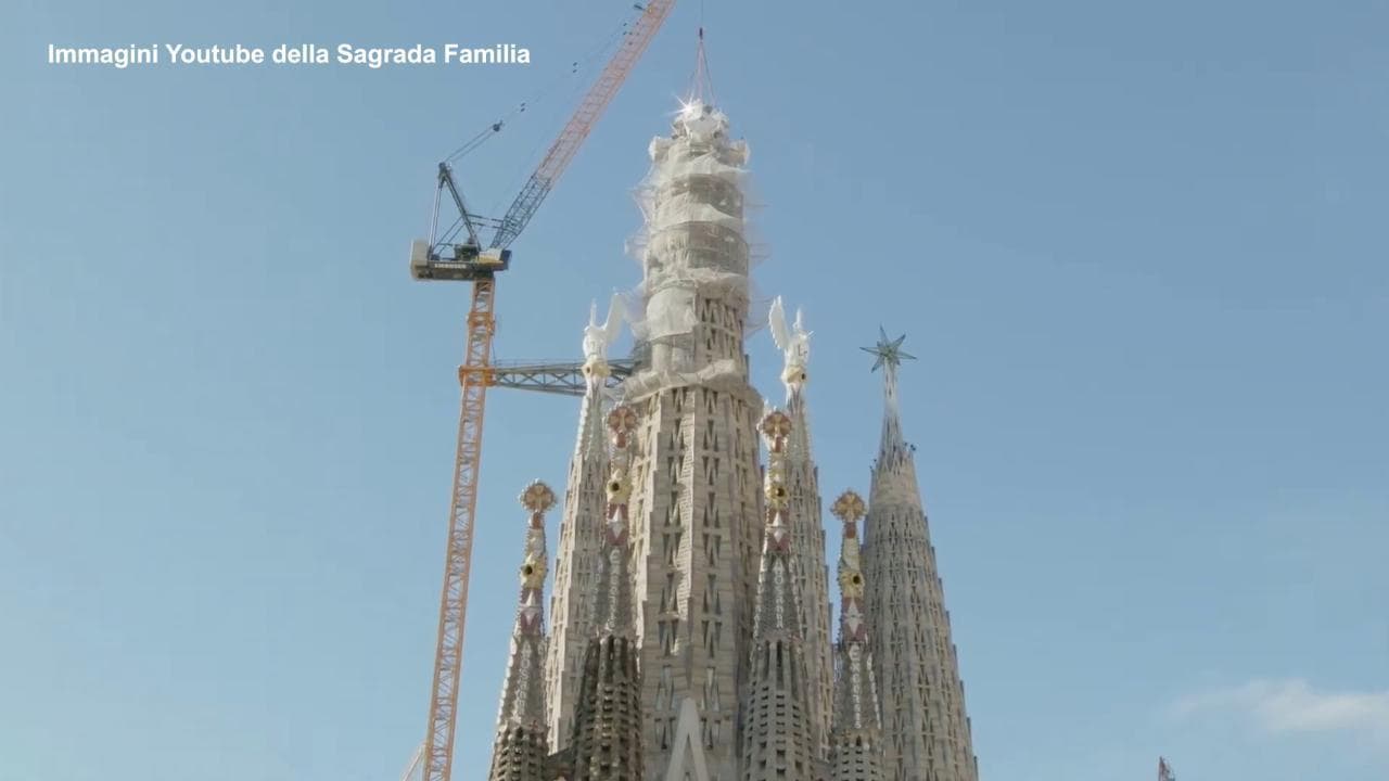 Barcellona, la Sagrada Familia tocca il cielo: completata la Torre di Gesù