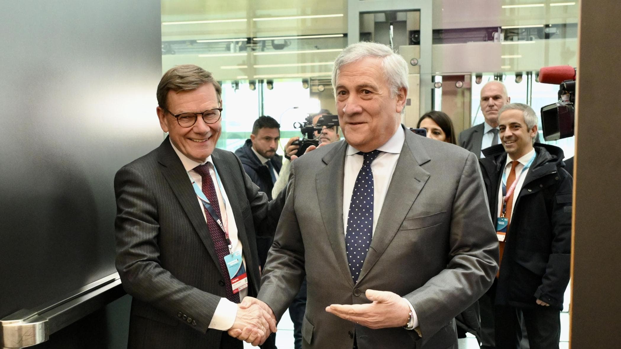 Dazi, Meloni in imbarazzo teme la guerra commerciale. Schlein: “Lei con chi starà?”