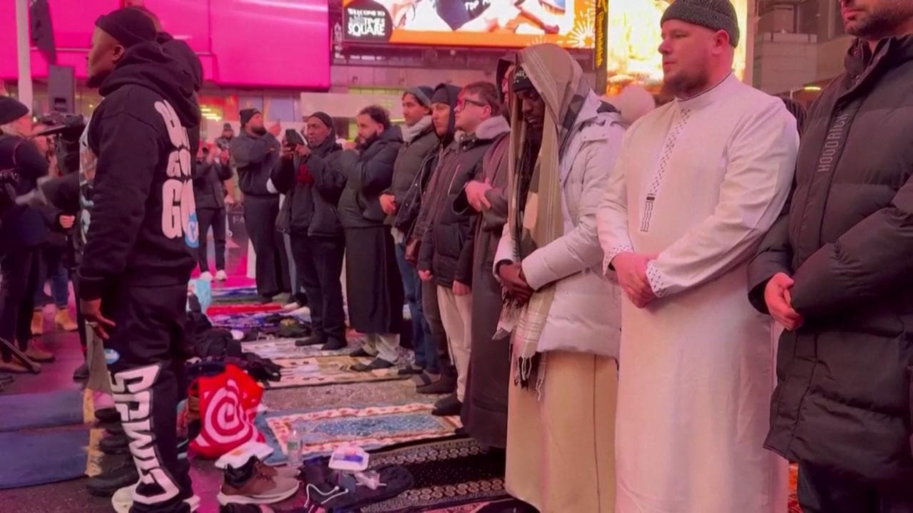 Ramadan a New York, migliaia di islamici a Times Square per la preghiera Tarawih
