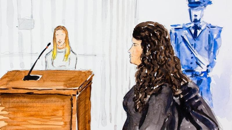 Chiara Petrolini ascolta la deposizione di una teste, in un disegno di Andrea Spinelli