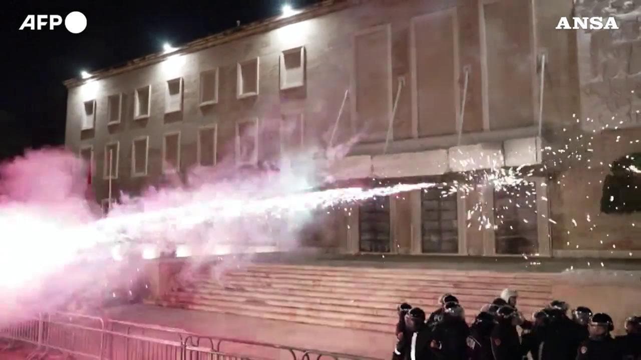 Albania, manifestazione contro il governo di Edi Rama. Lancio di molotov e scontri con la polizia