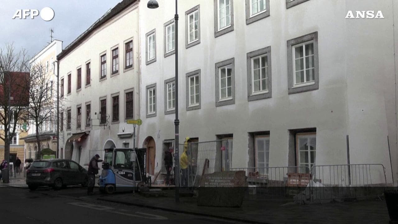 La casa di Hitler in Austria diventa una stazione di polizia