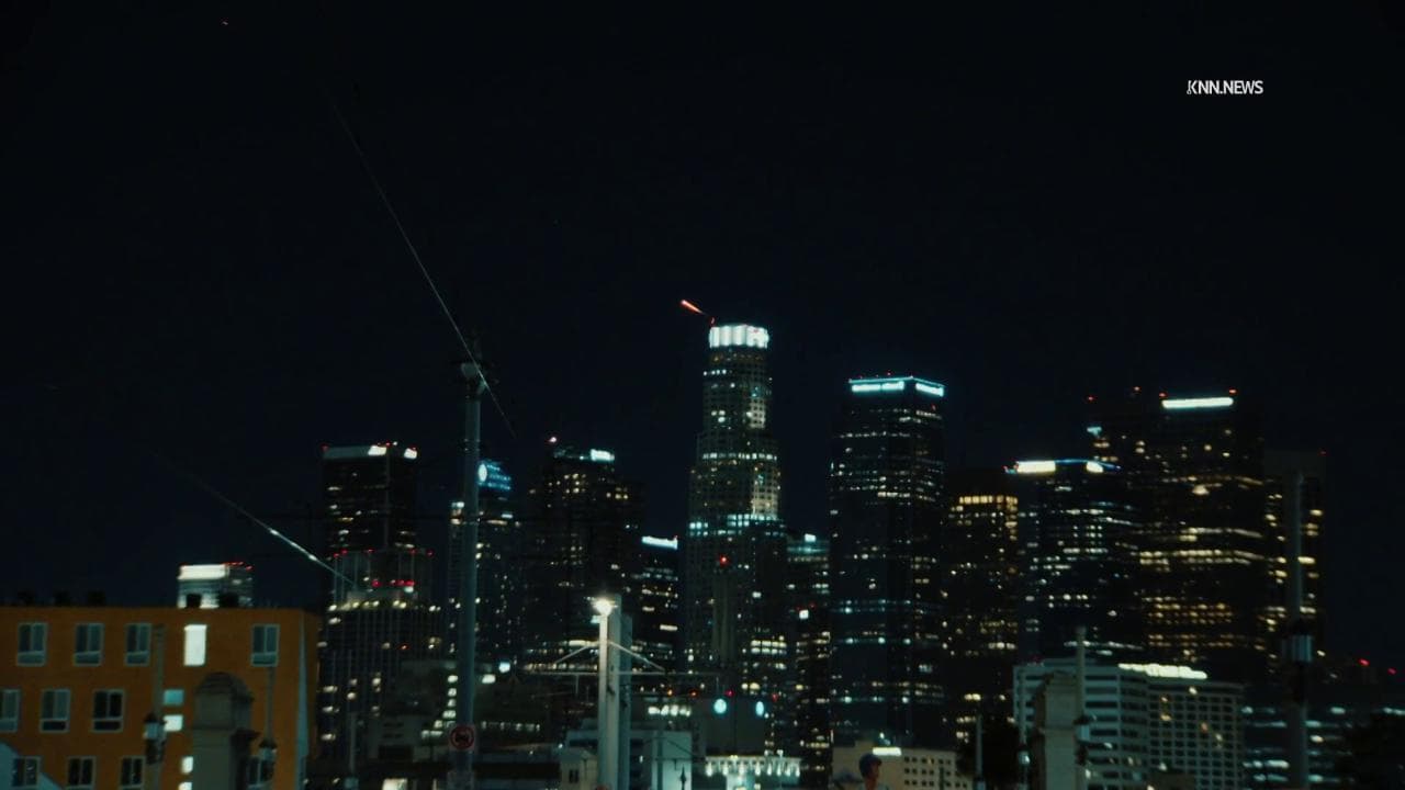 Los Angeles, il razzo Starlink attraversa la notte tra i grattacieli della città