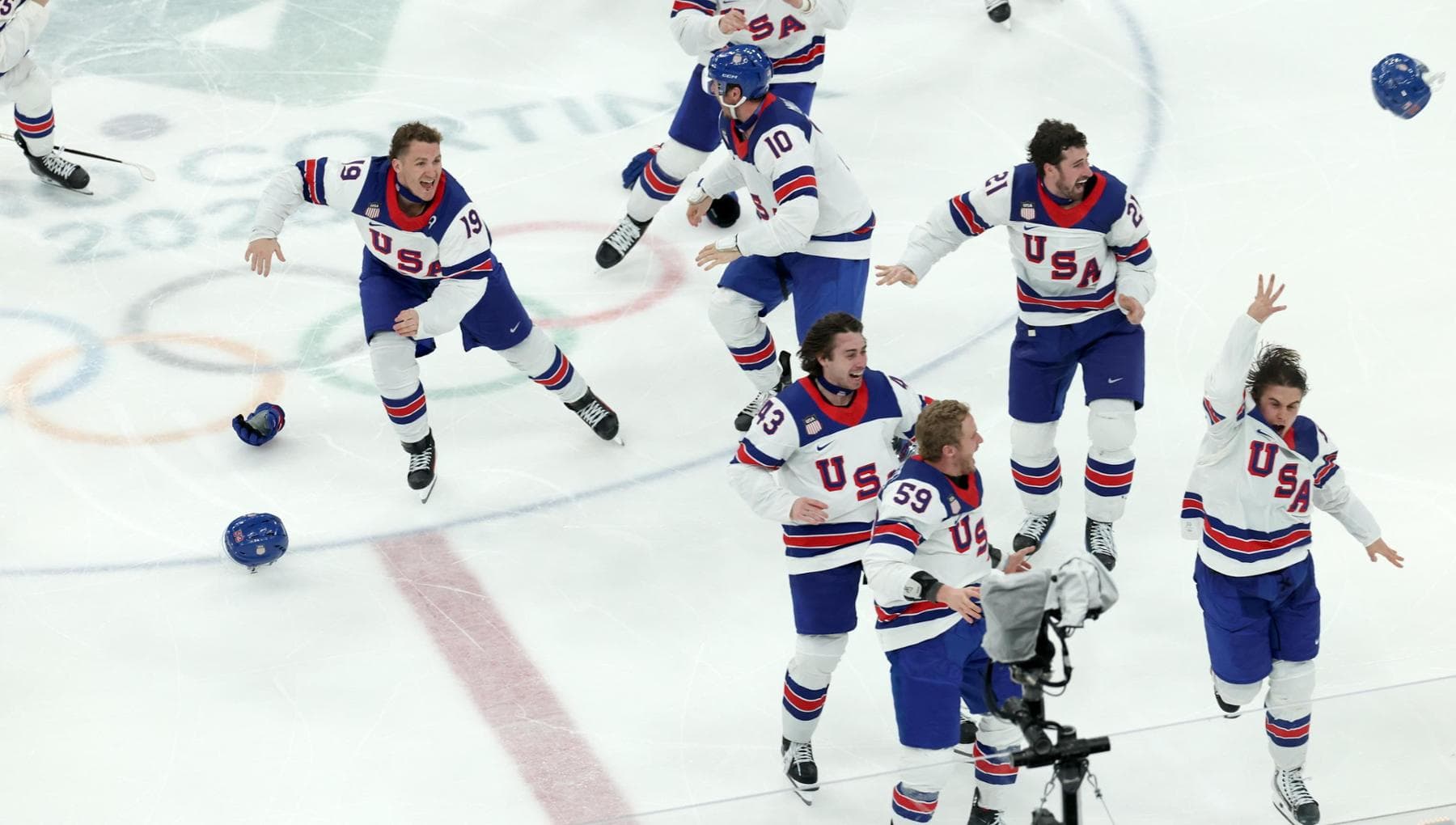 Usa oro nell’hockey su ghiaccio dopo 46 anni: Canada battuto 2-1 all’overtime. Trump: “Che partita”