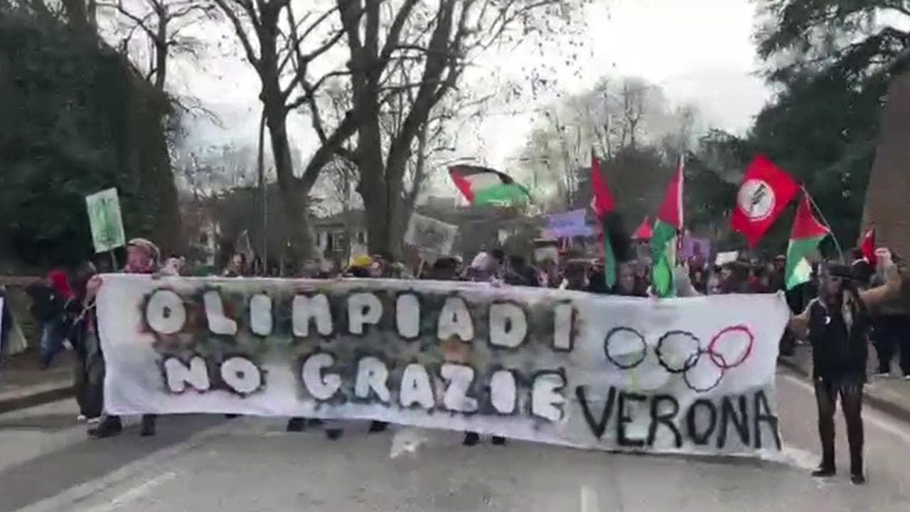 Milano-Cortina: proteste a Verona nel giorno della cerimonia di chiusura