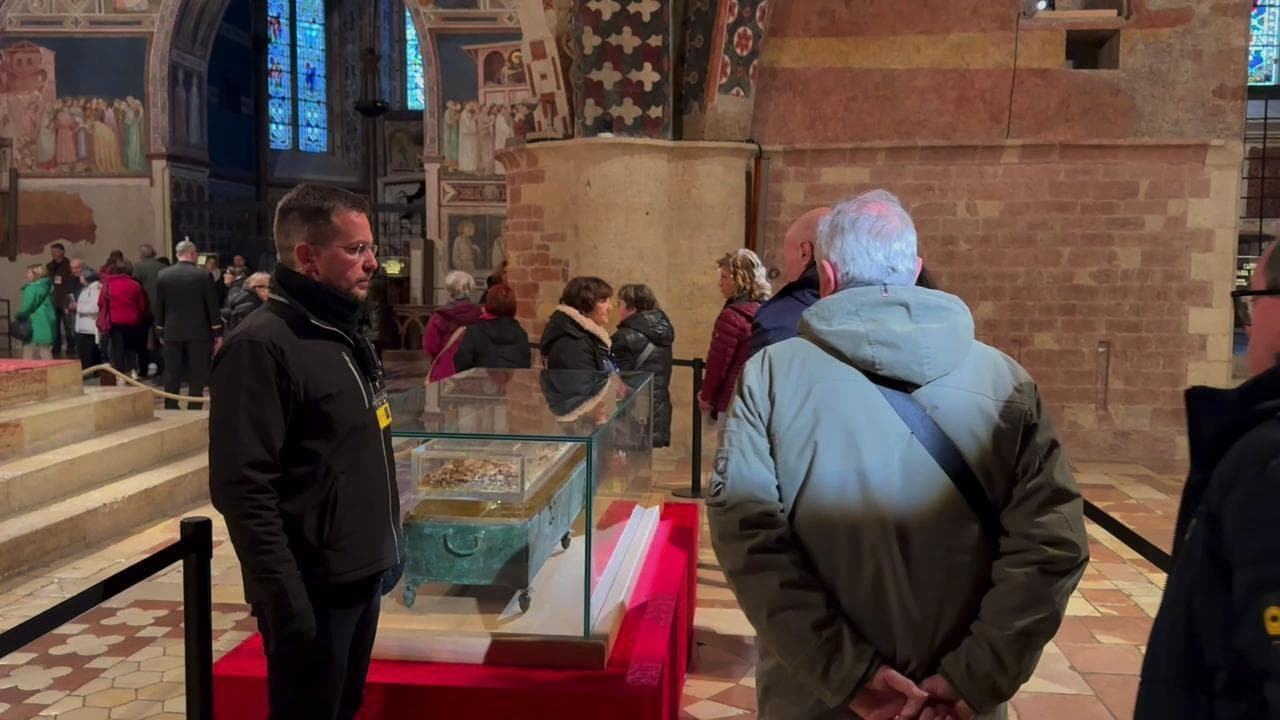 Assisi, migliaia dall'alba in coda per pregare davanti alle spoglie di San Francesco